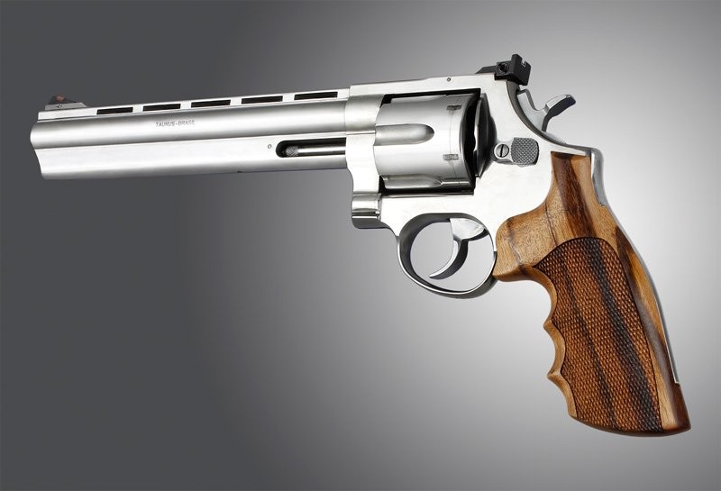 Taurus Med. & Lg. Sq. Butt Goncalo Checkered