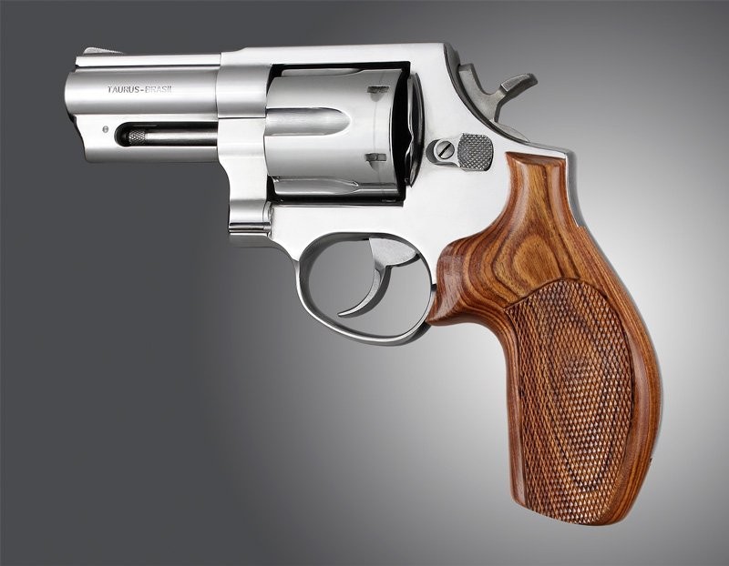 Taurus Med. & Lg. Rd. Butt Kingwood No Finger Grooves, Checkered